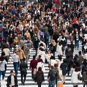 Flux piétons traversant la rue